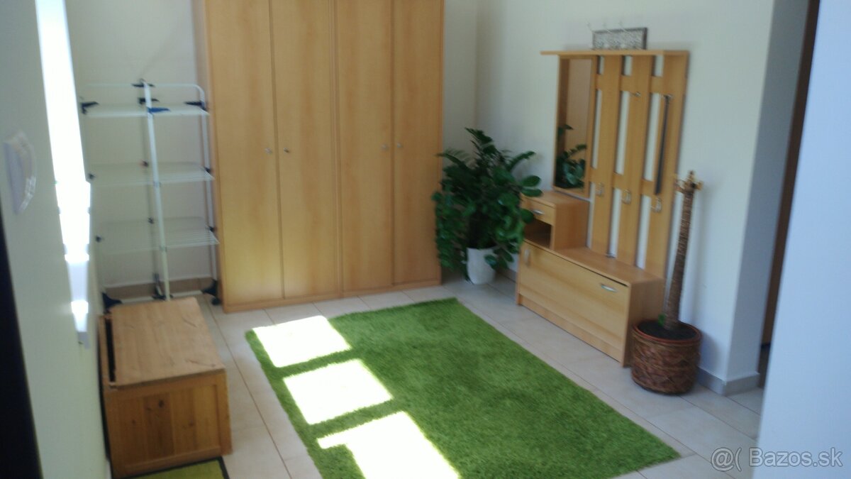 Rodinný dom pri Veľkom Mederi, veľký pozemok, farma. - 4