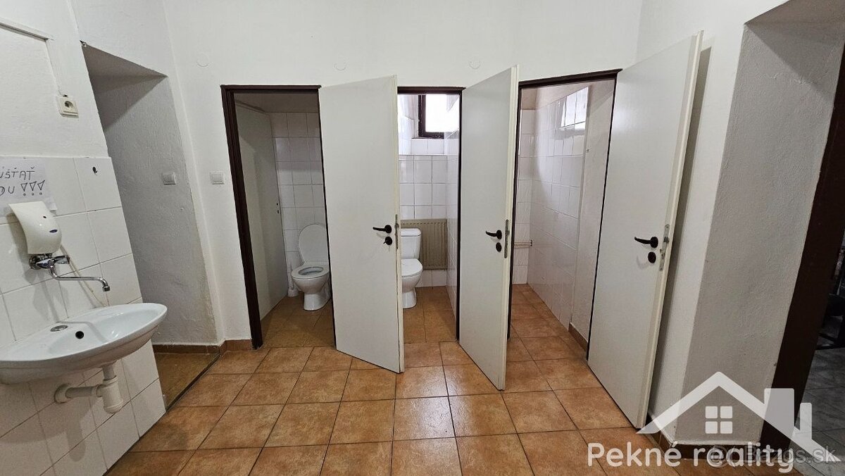 Prenájom prízemného priestoru na námestí SNP vo Zvolene - 4