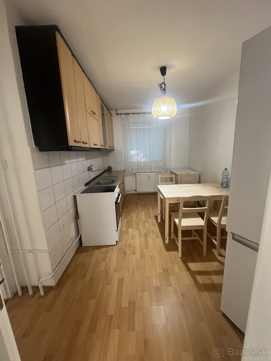 Prenájom priestranného 2-izbového bytu na Krátkej ulici v Hu - 4