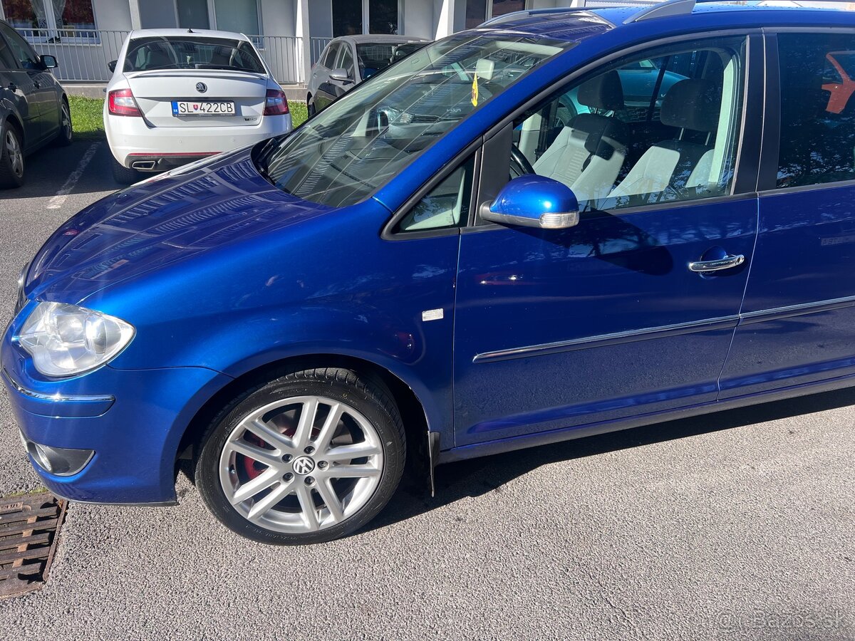 Predám VOLKSWAGEN TOURAN rok vyr.2010 -125kw - 4
