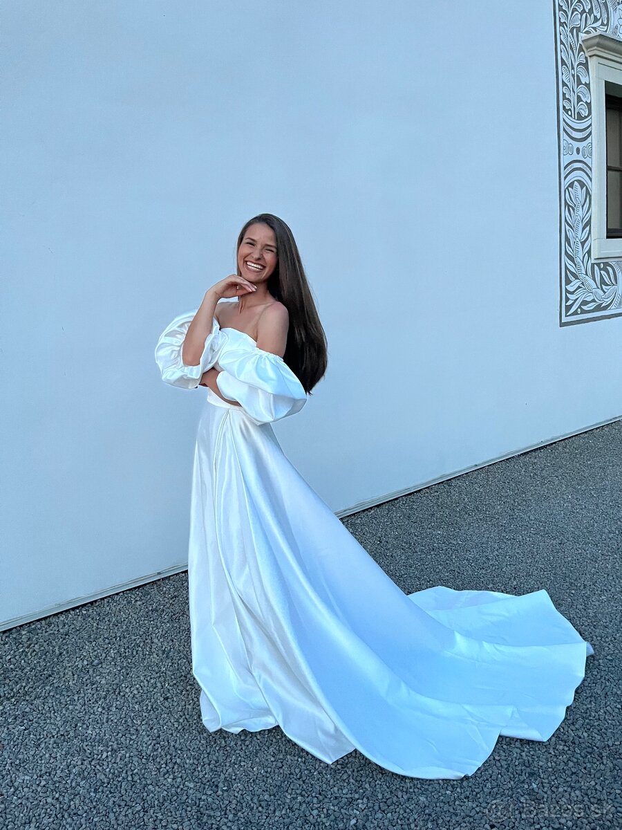 Saténové svadobné šaty s puff rukávmi - 4