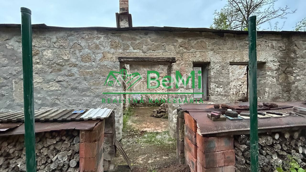 Čarovný pozemok s múrmi pôvodného domu, Sebedín - 4