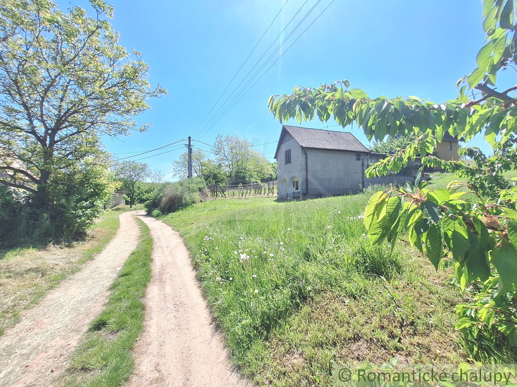Poschodová chatka s vinohradom v malebnej dedinke Modrany - 4