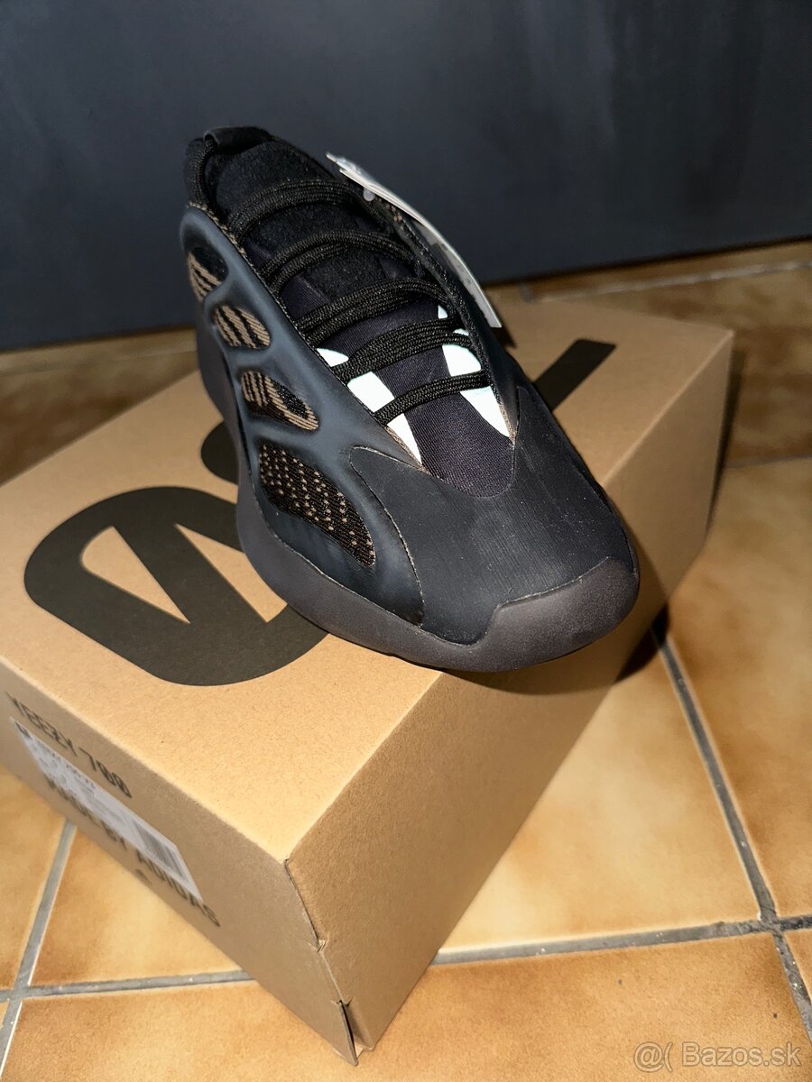 Yeeezy 700 v3 - 4