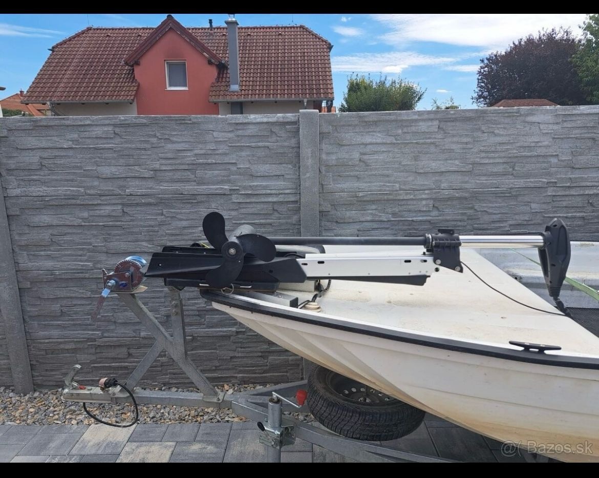 Motorový čln s prívesným vozíkom - 4