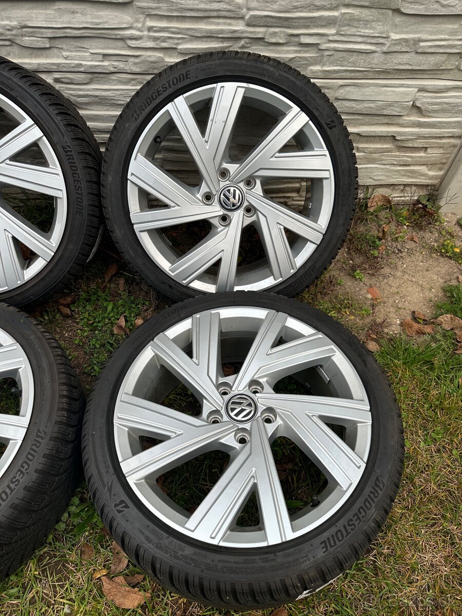 Zimná sada VW Golf 8 225/40 R18 Bergamo originál - 4