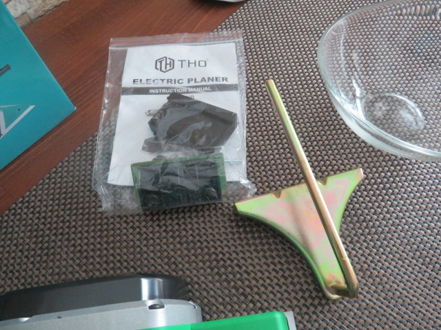 Predam novy elektr.hoblik THO,800 wattov - - - 4