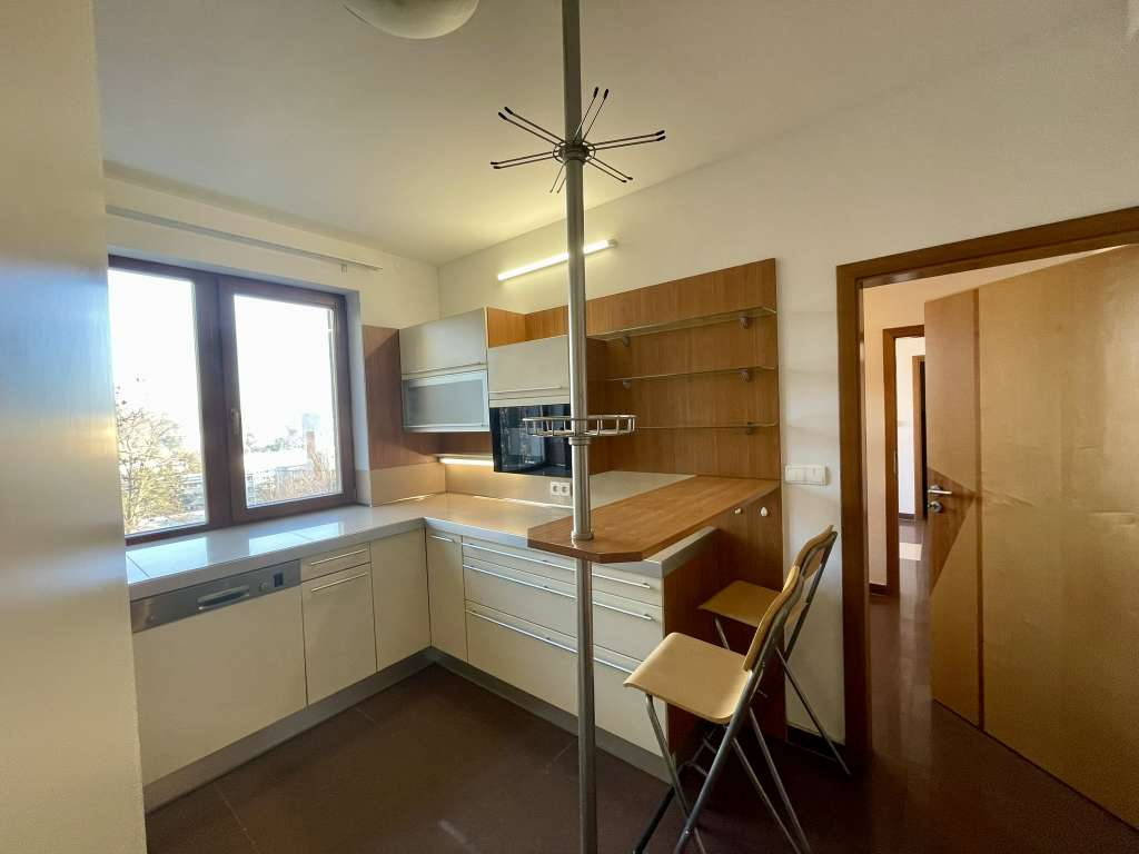 Na prenájom 7 izbový dom s bazénom v Karlovej Vsi - 4