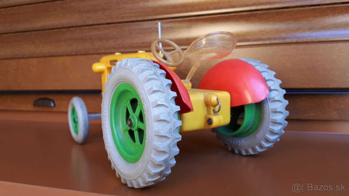 Stara hracka: Traktor ZETOR - 4