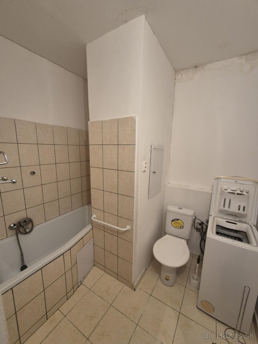 PREDAJ - čiastočne prerobená garsónka s balkónom na Eotvosov - 4