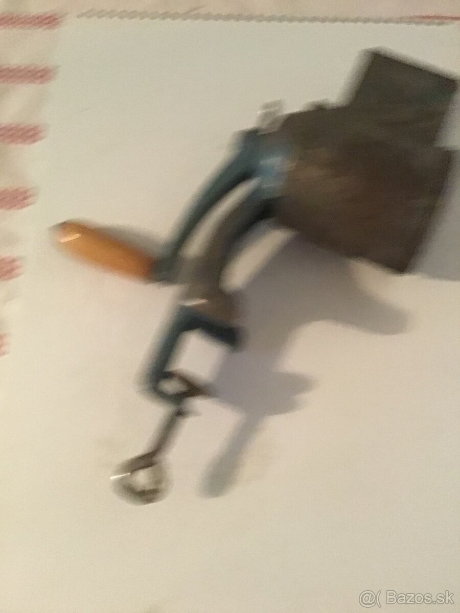 STARý LIATINOVý MLYNčEK NA ORECHY - 4