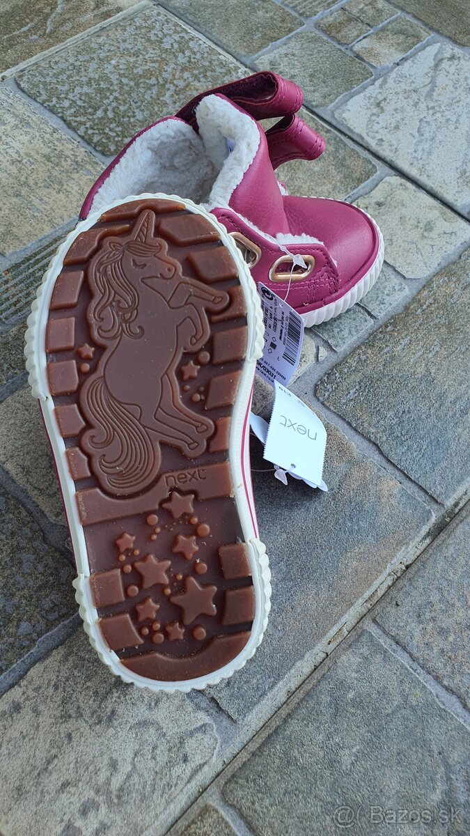 Dievča veľ.20,5 Next - 4