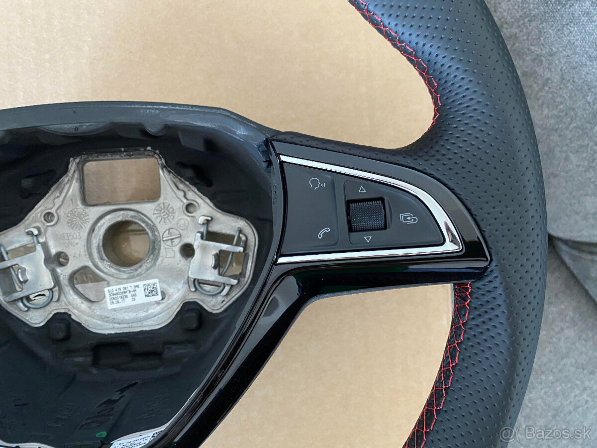 Nový originálny zrezaný trojramenný MF volant Škoda červená - 4