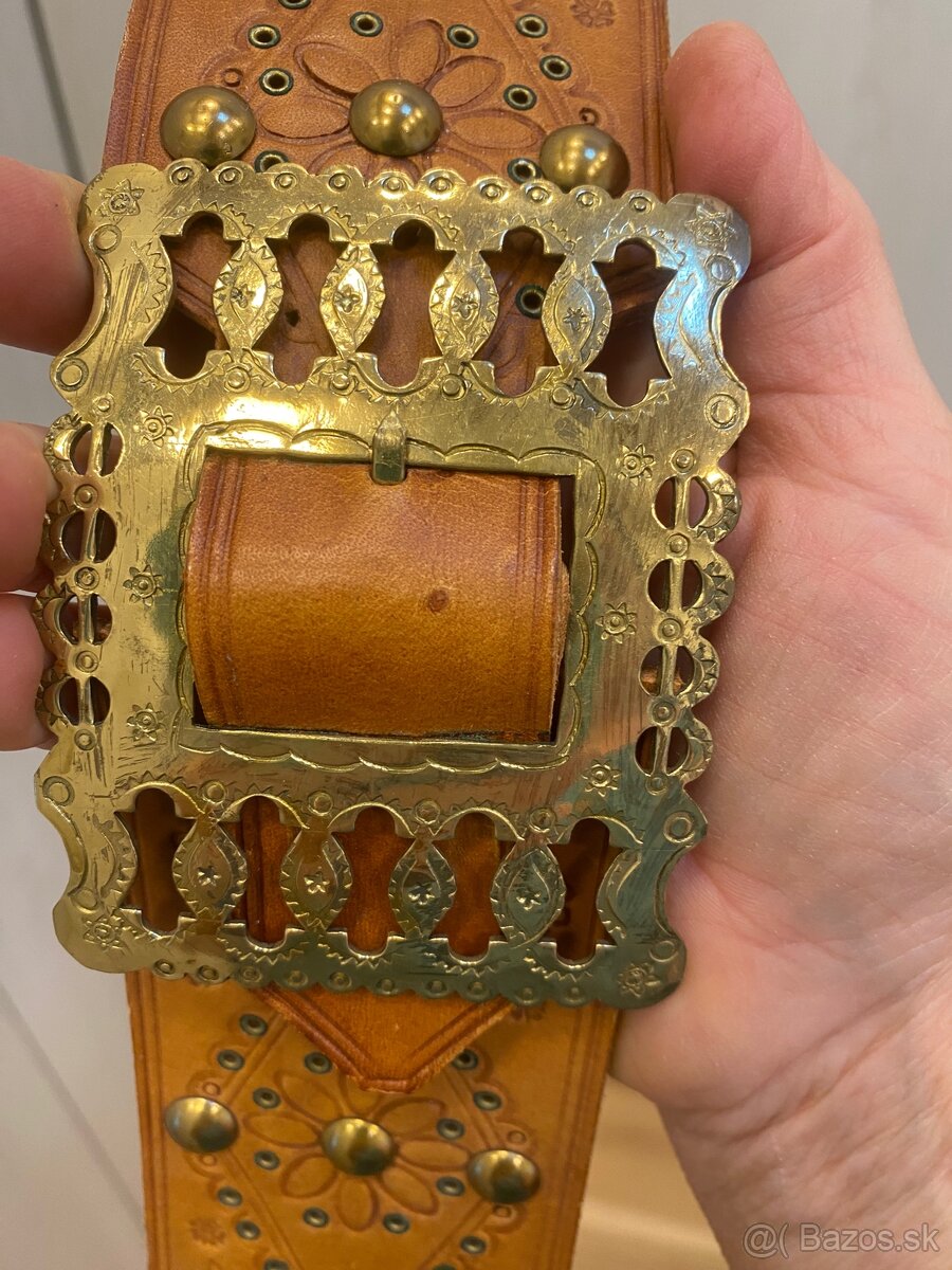 Kravský zvonec na folklórnom detvianskom opasku - 4