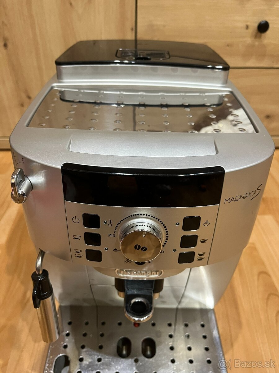 Predám automatický kávovar Delonghi Magnifica S - 4