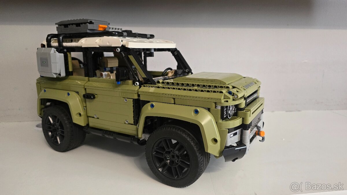 LEGO Technic Land Rover Defender 42110 - 4