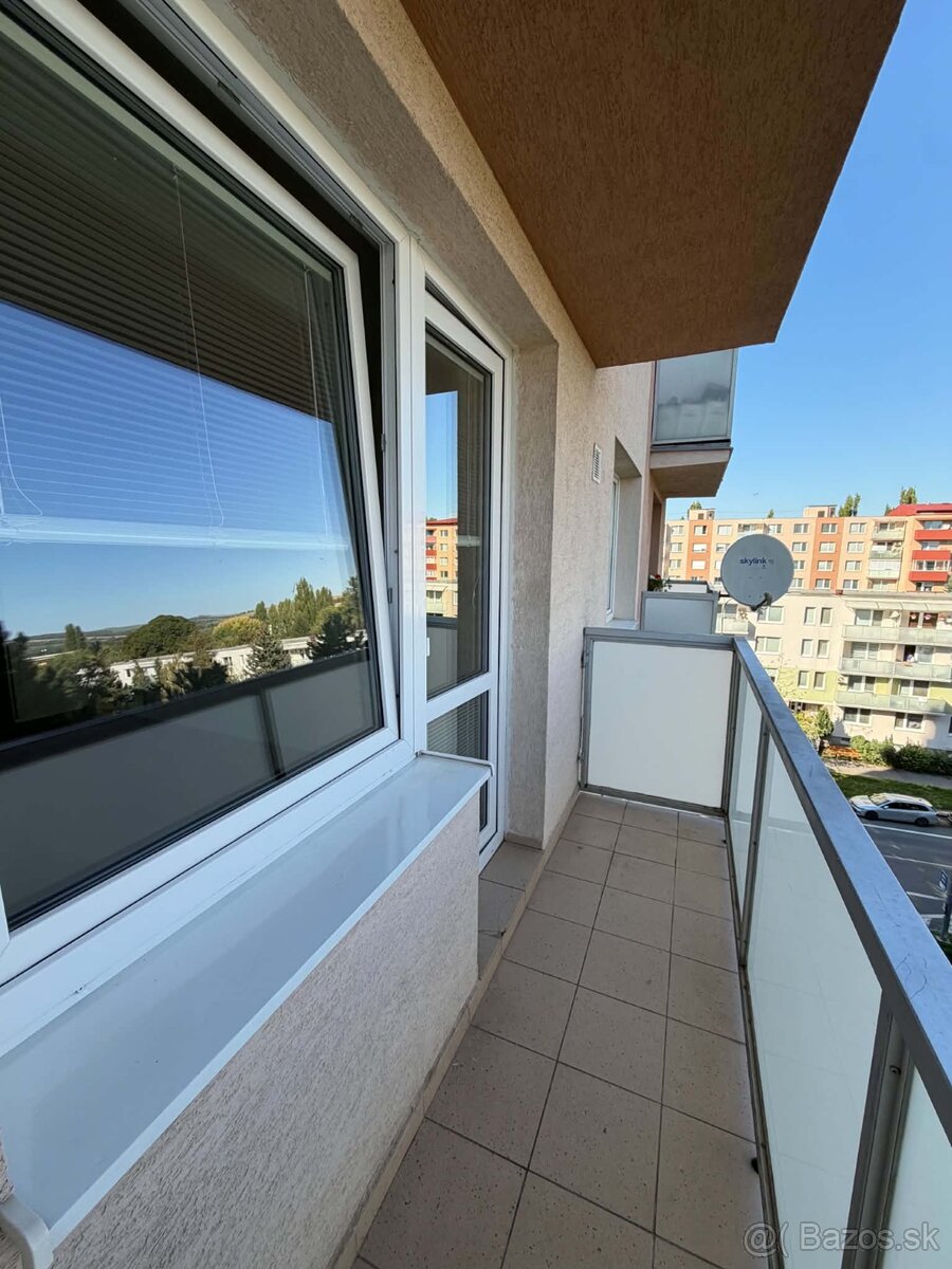 PREDÁM garsónku s balkónom v Senici - 4