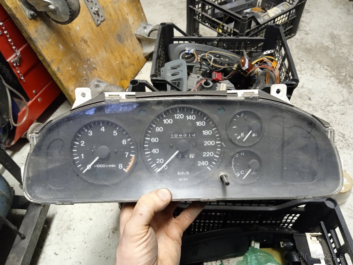 budiky pristrojovka mazda 323F Bj a BA - 4