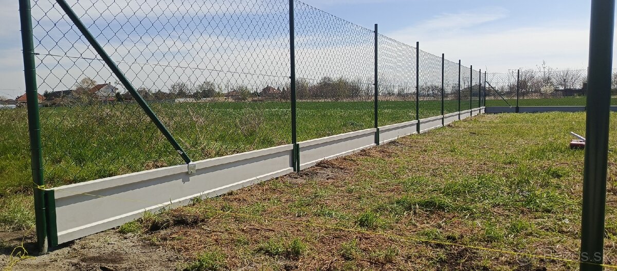 Montáž oplotenia... - 4