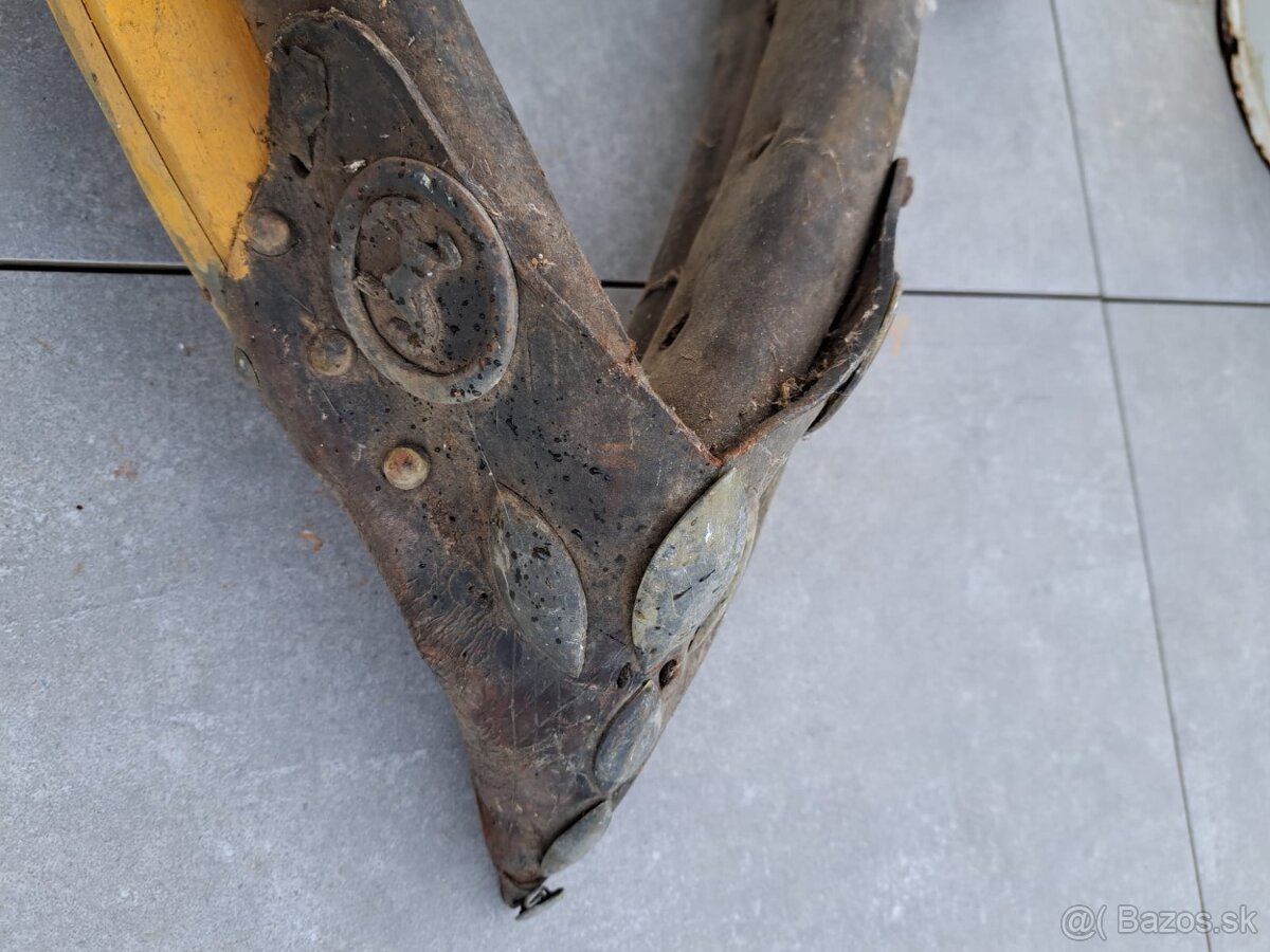 Chomút, kramle, vedrá, petrolejka, mlynec - 4