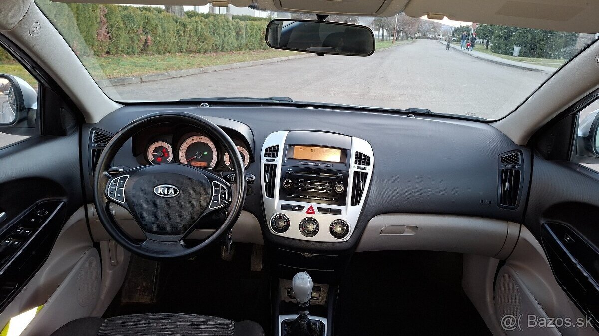 Kia Ceed 1.6 CRDi MAXIMÁLNE ZACHOVALE - 4
