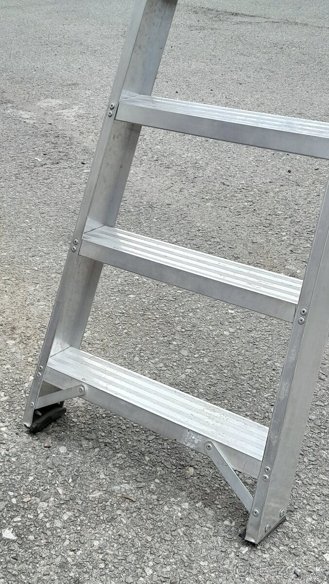 Predám kvalitny hliníkový rebrík ESP8 - 4