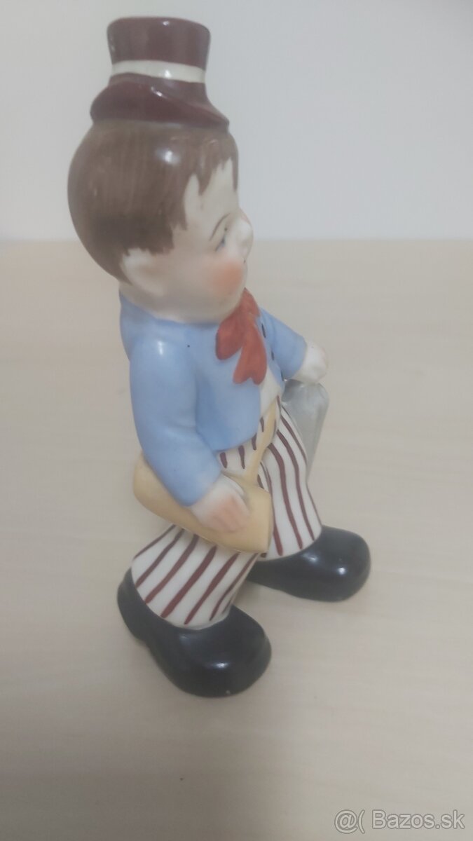 Retro soška chlapca s klobúkom a dáždnikom značená - 4