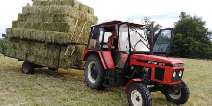 Seno v malých hranatých balíkoch - 4