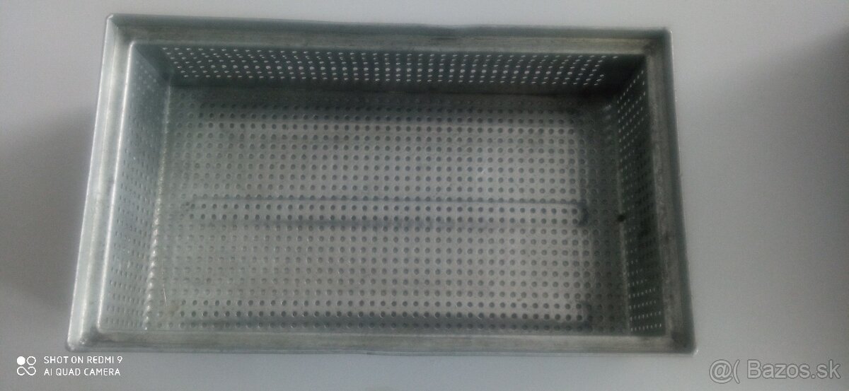 Kovový stohovací box perforovaný - 4