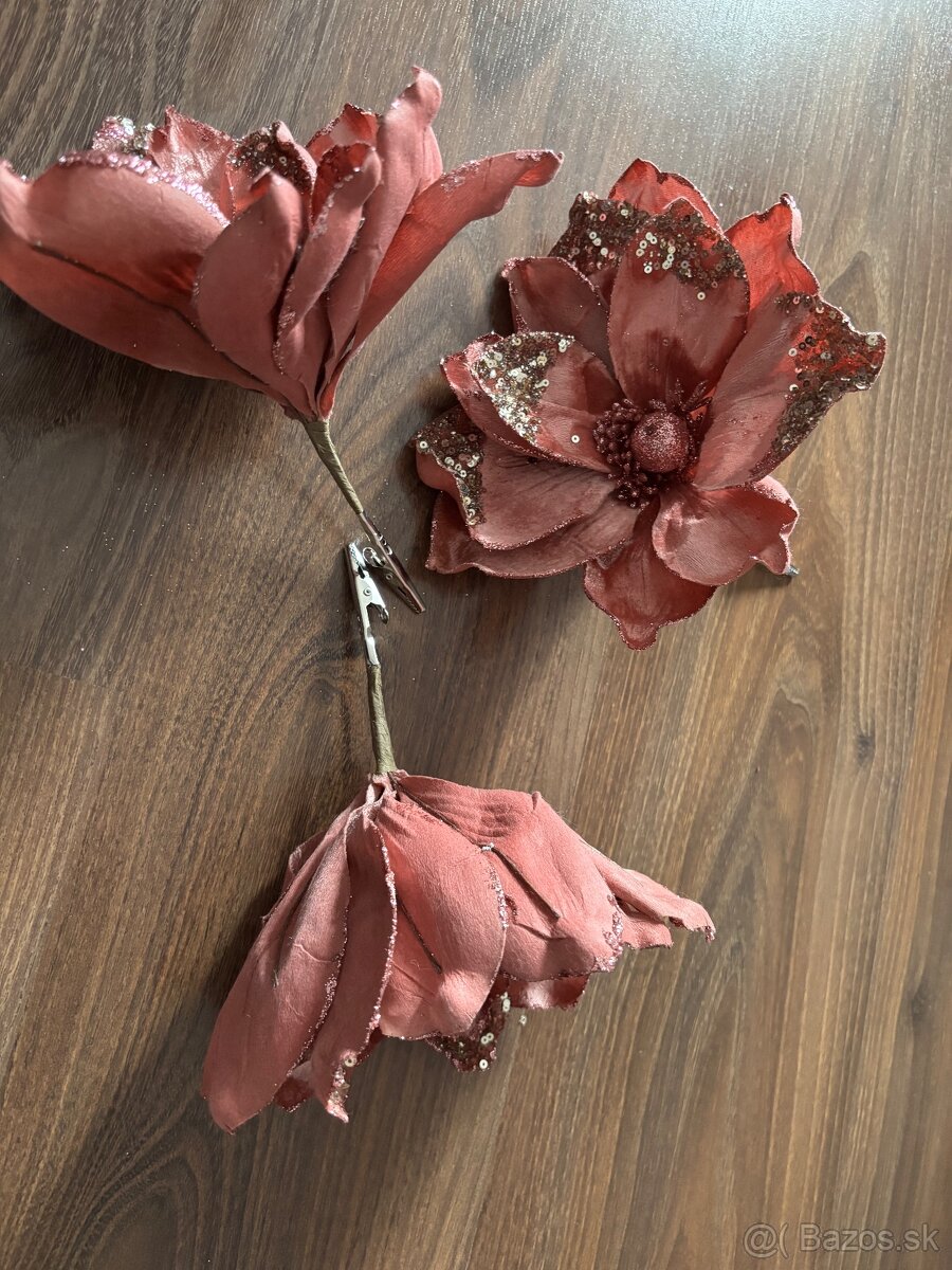 Dekoračné kvety – bordové so zlatými flitrami (na klipse) - 4