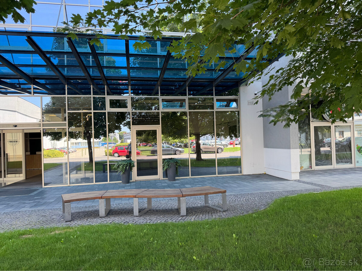 Prenájom prízemného obchodného priestoru 99 m² vo frekventov - 4