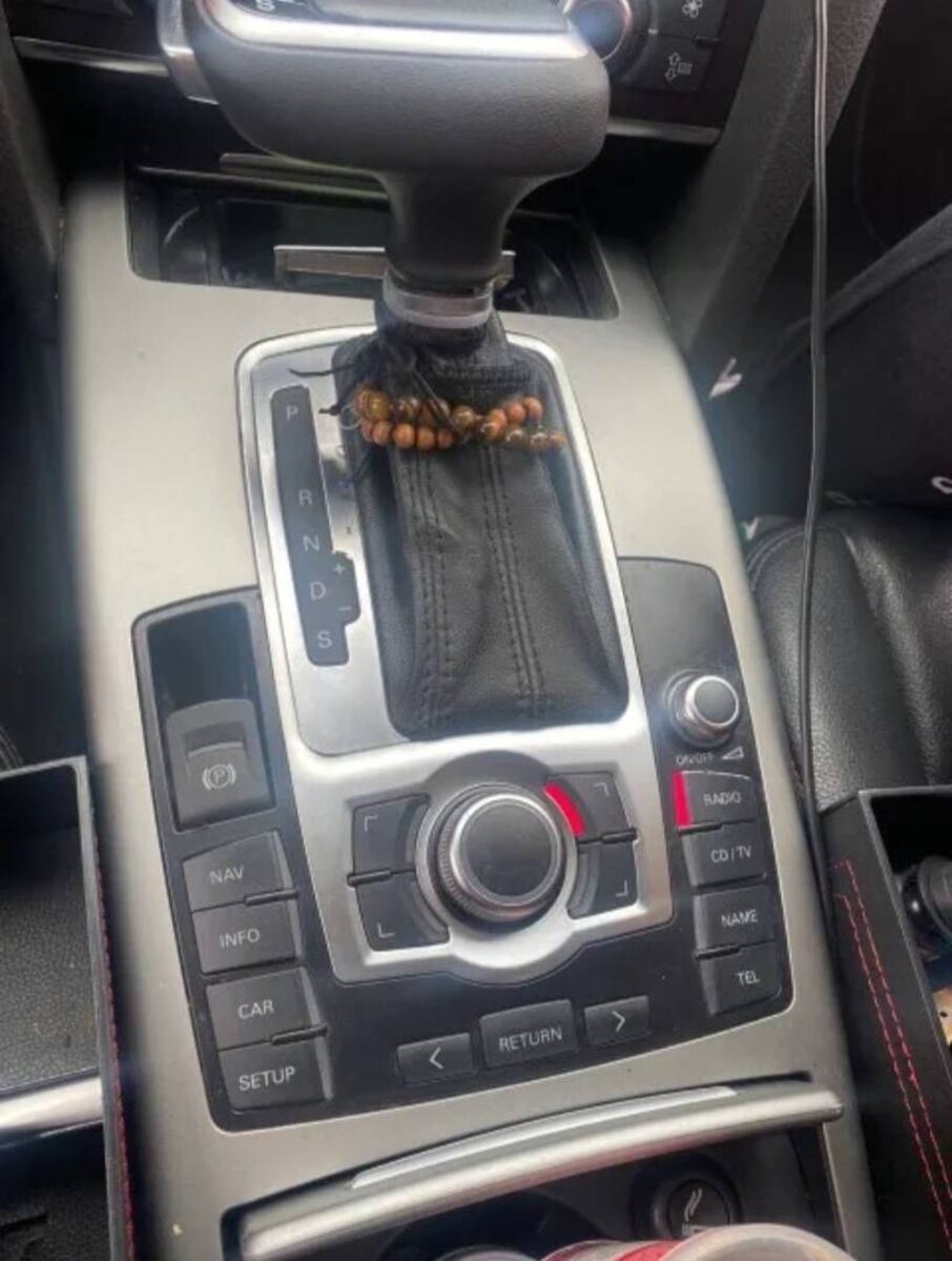 RAMIK NA STREDOVY PANEL AUDI Q7 AUDI A6 C6 - 4