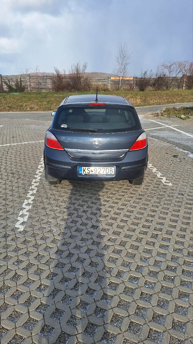 Opel Astra 2007 Benzín - 4
