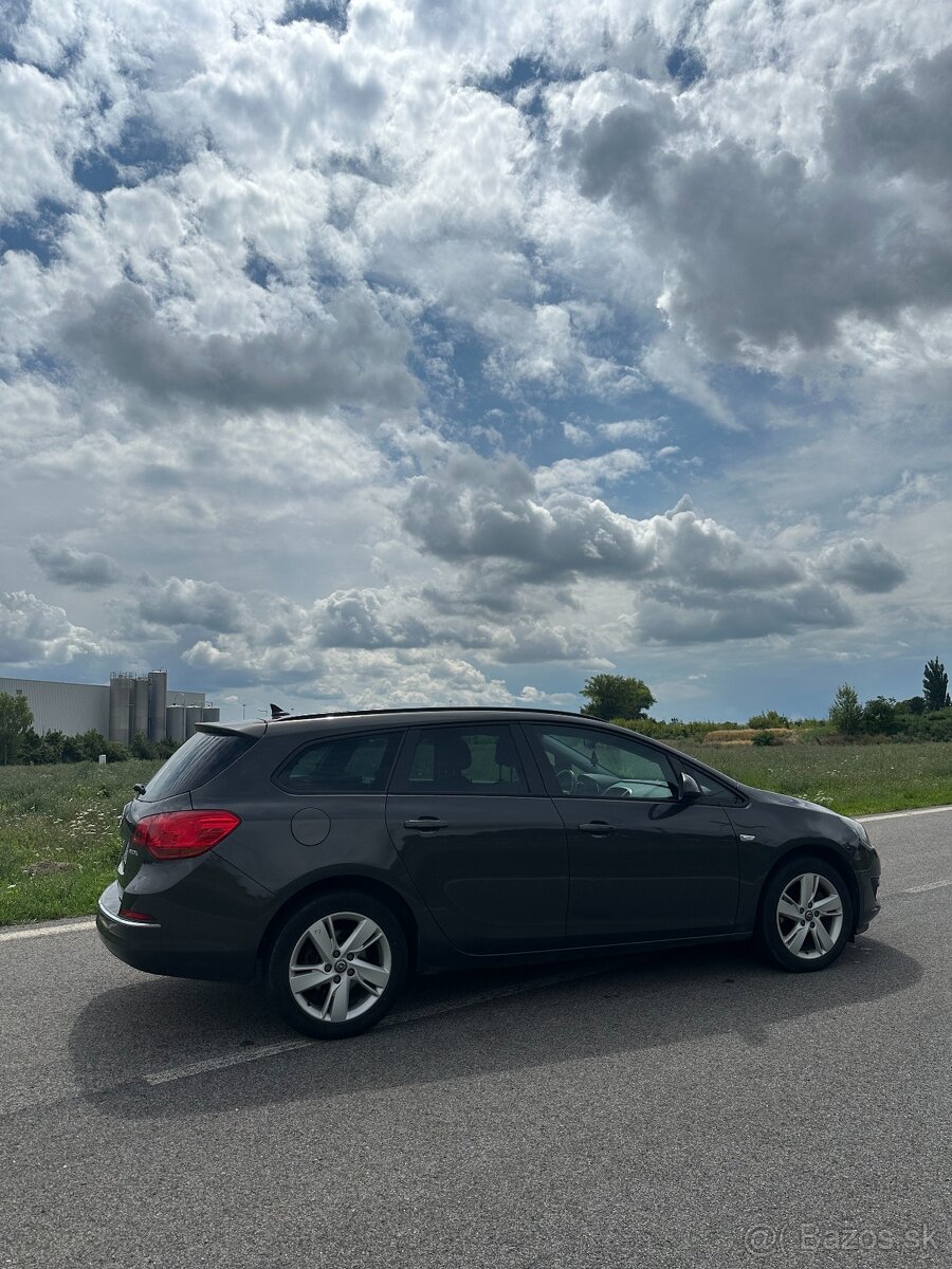 Predám Opel Astra Tourer Combi 1.6CDTi - 4