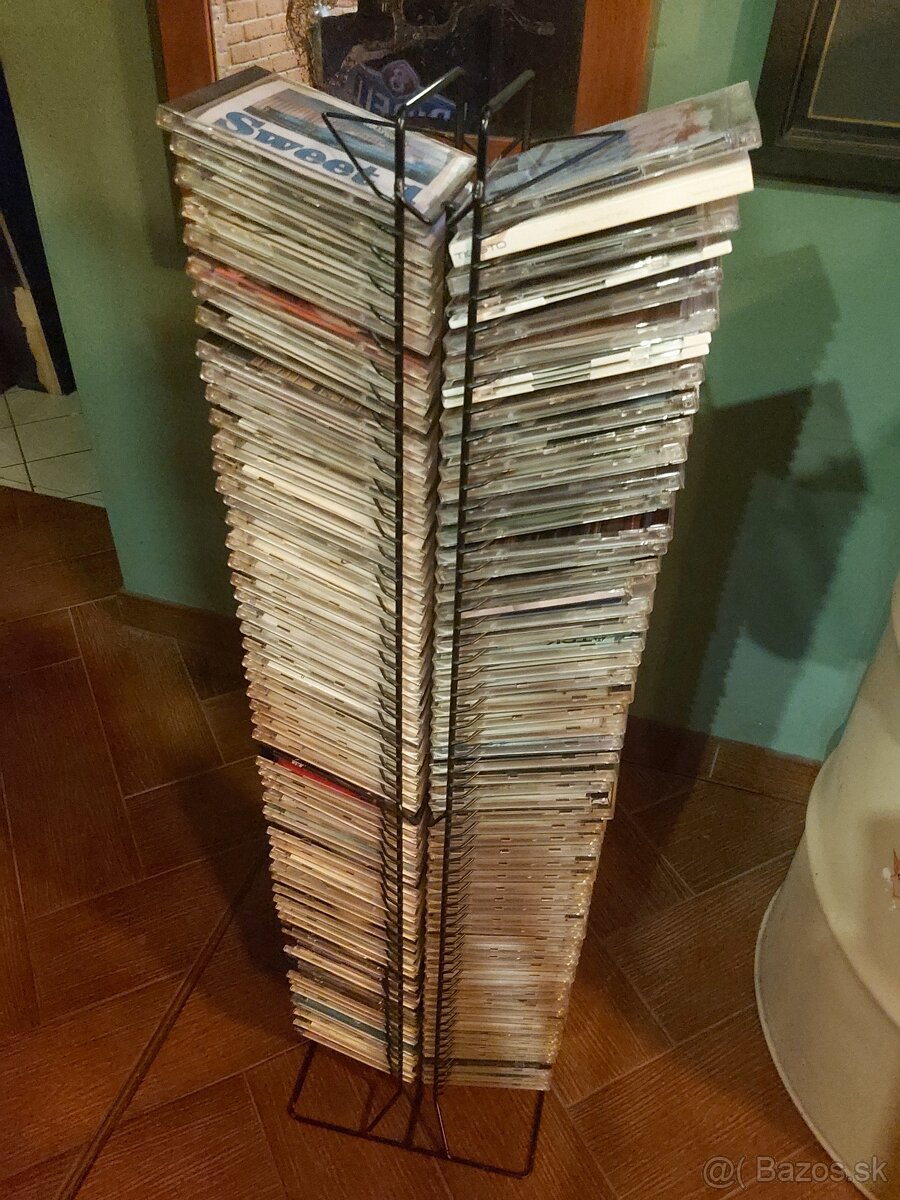 Stojan plný CD, stojan aj CD-čka - 4