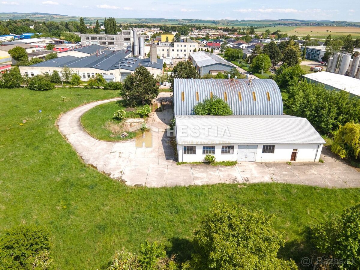 Skladový areál s pozemkom 10 000 m2 v priemyselnej zóne - 4