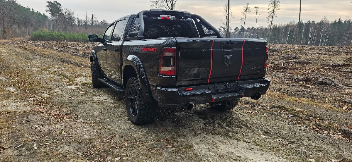 DODGE RAM 1500 LARAMIE 5.7 V8 HEMI MONSTER FULL LED