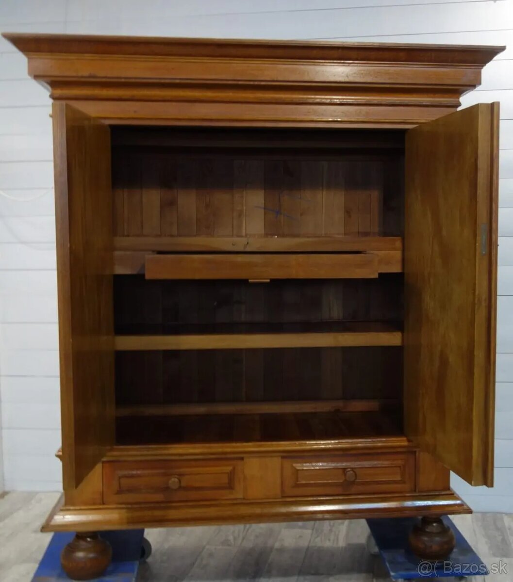 Skriňa starožitná ( 155 ) . - 4