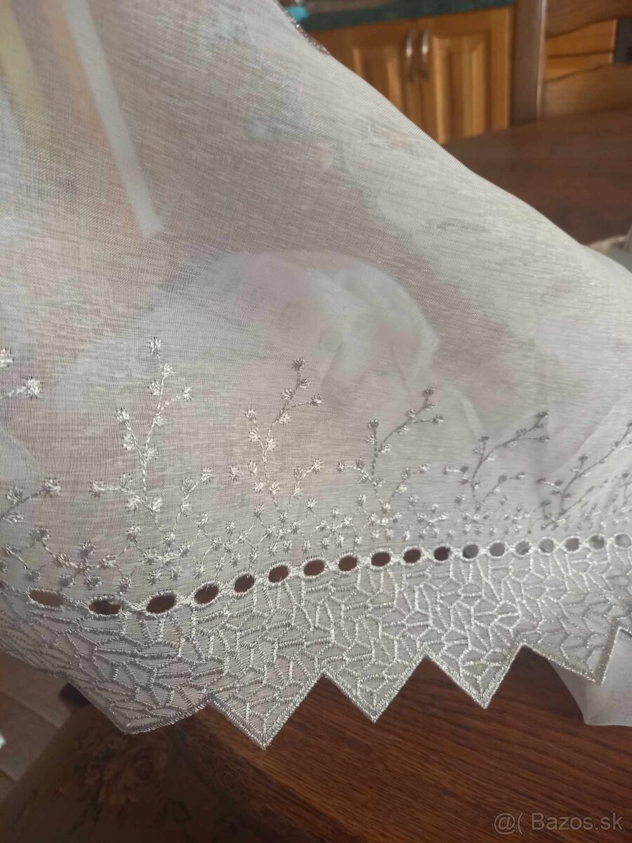 nová vyšívaná záclona (vitrážka) - 4