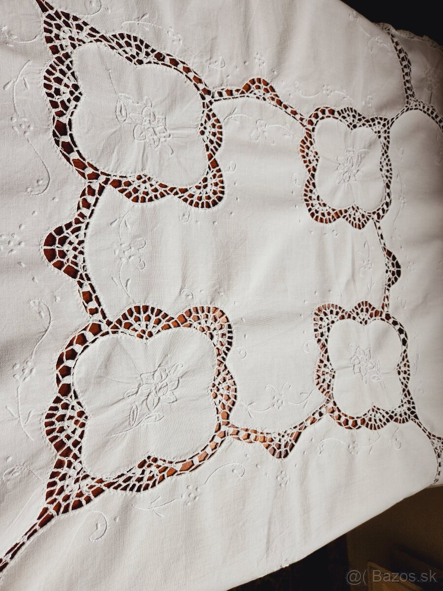 Krásny biely obrus zdobený háčkovanými vsadmi a jemnou bielo - 4