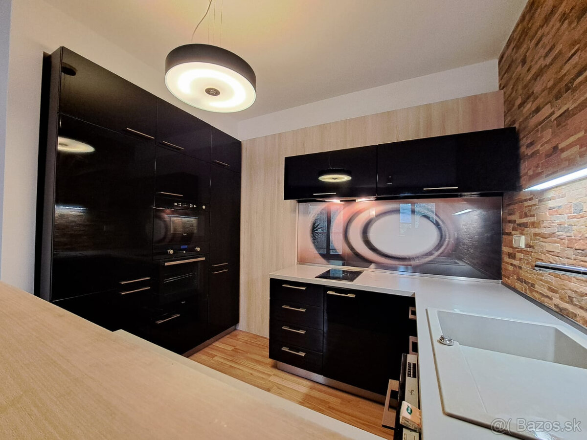 Na krátkodobý prenájom priestranný 2-izbový byt v centre PP - 4