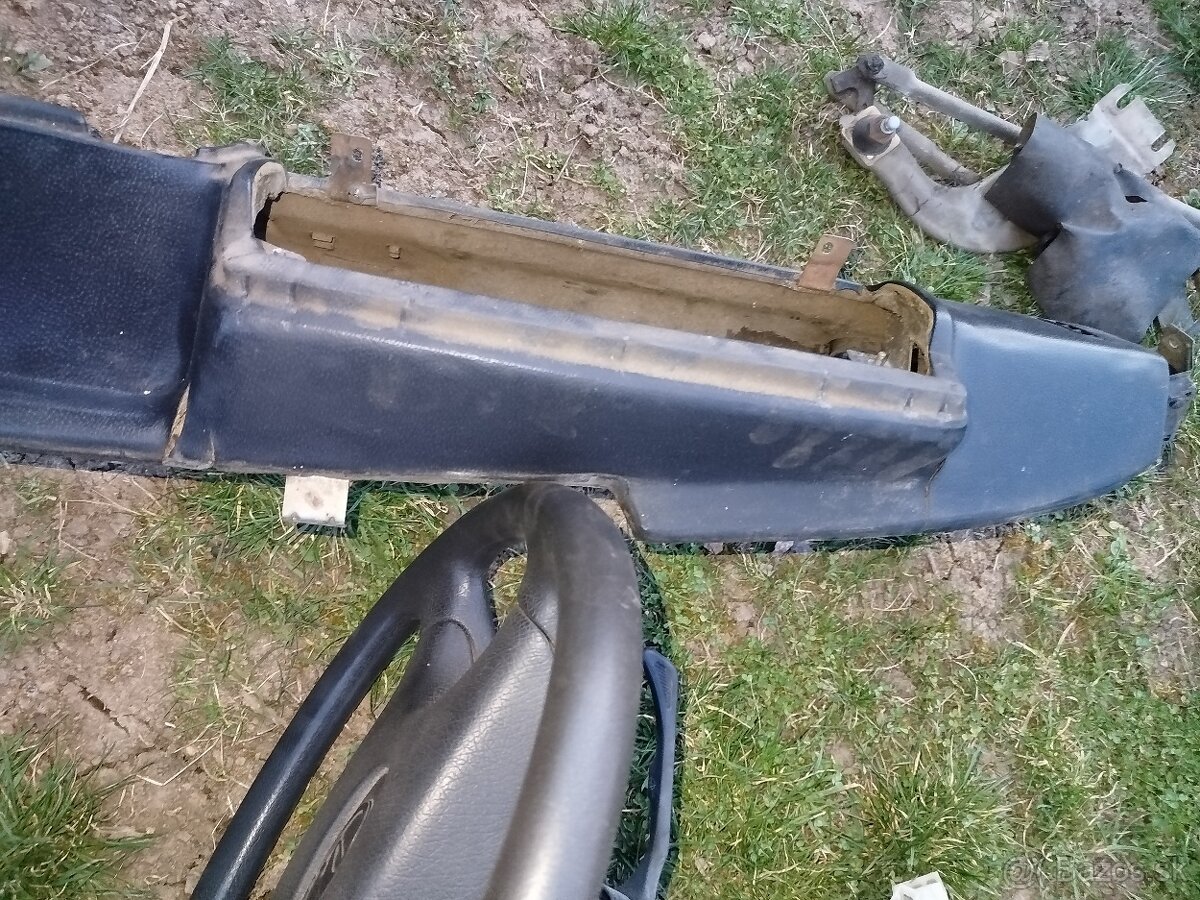 Lada Niva palubná doska a volant - 4