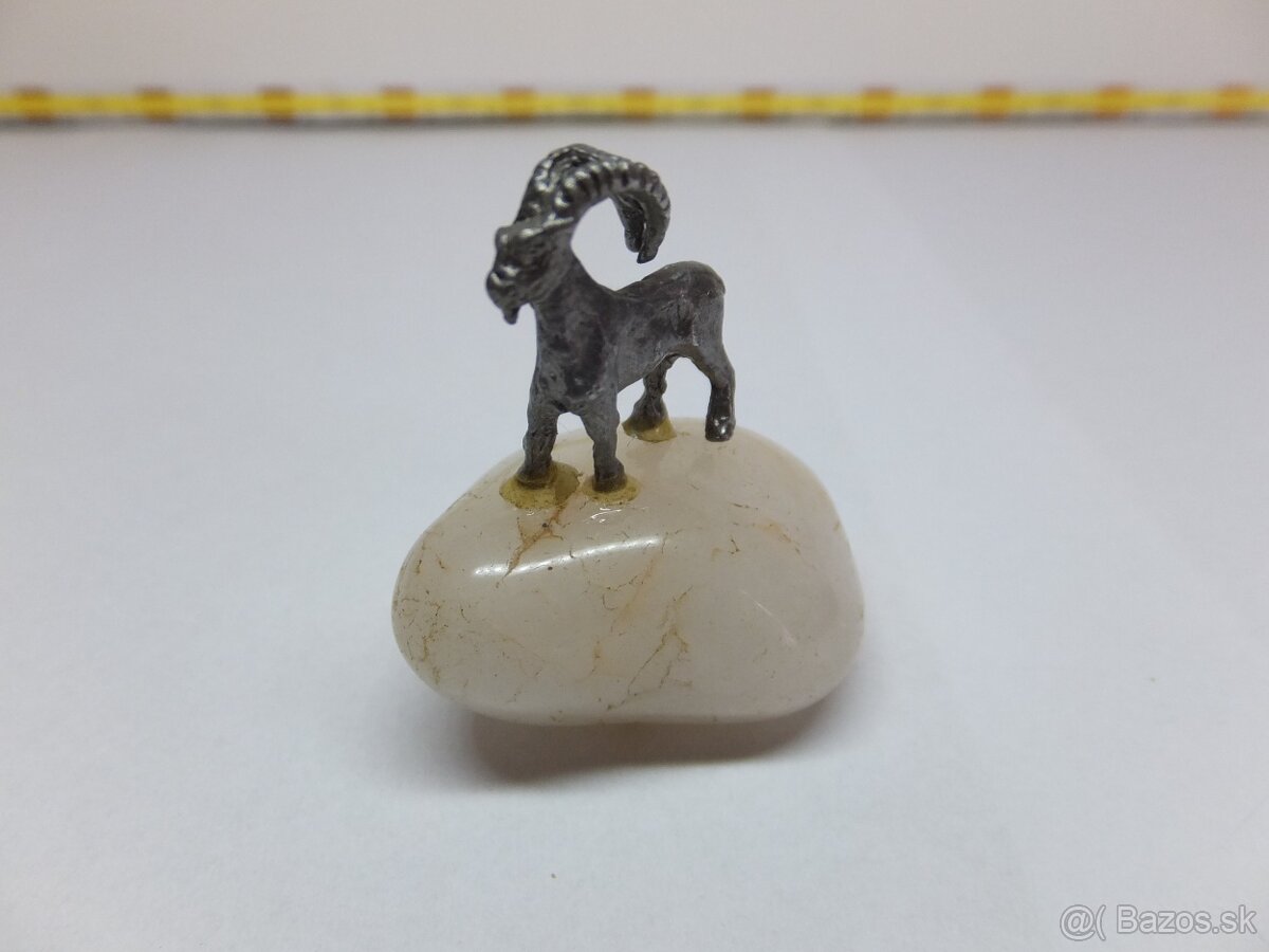 Stará vzácná miniatura, kovový kozoroh na leštěném kameni. - 4