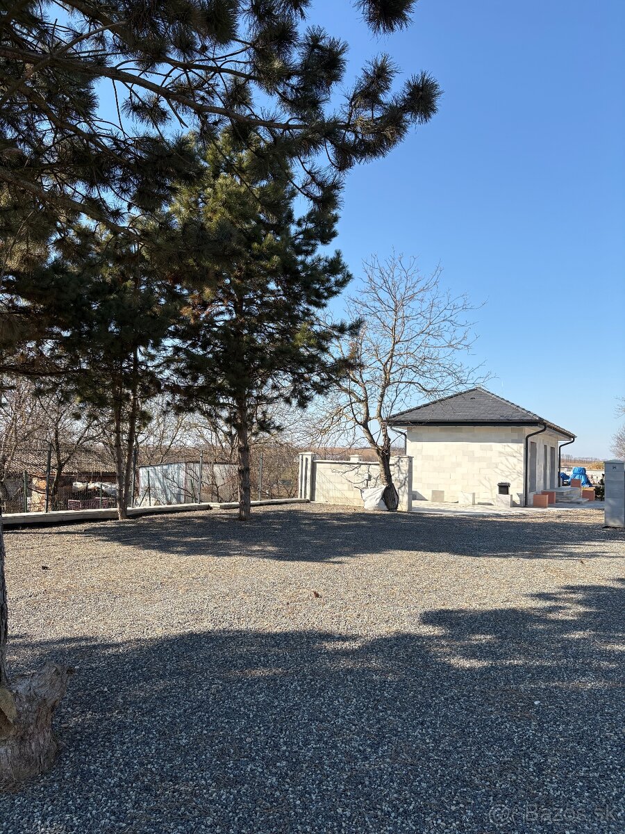 Krásny pozemok s domom vo Veľkom Ďure - 4