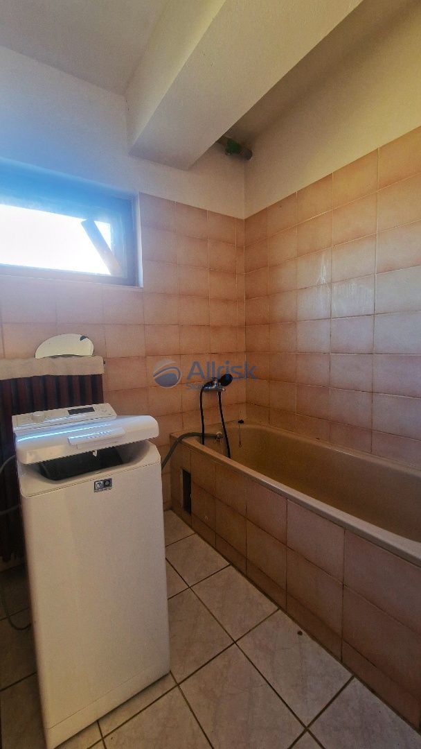 Na predaj veľký 6-izbový rodinný dom s veľkým pozemkom - 4