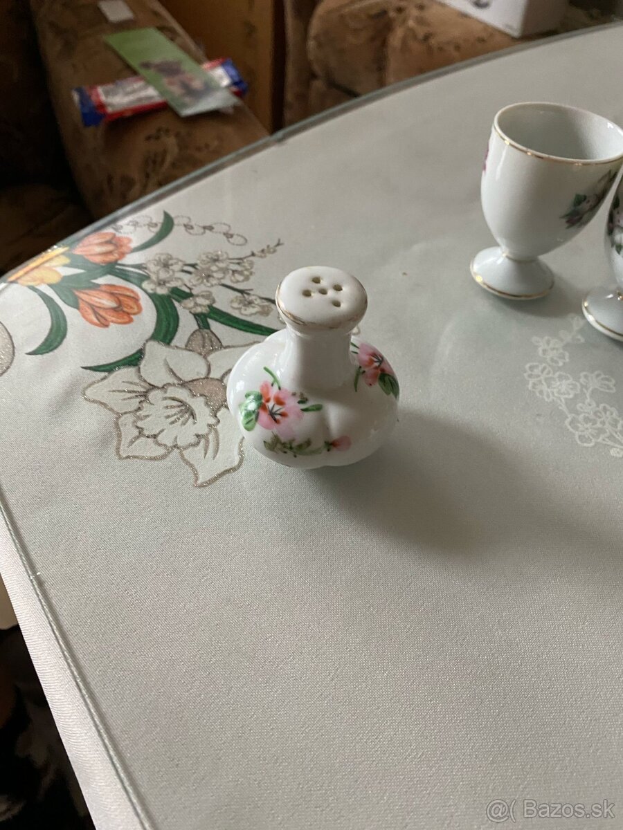 Držiaky na vajíčka + solnička a korenička - 4