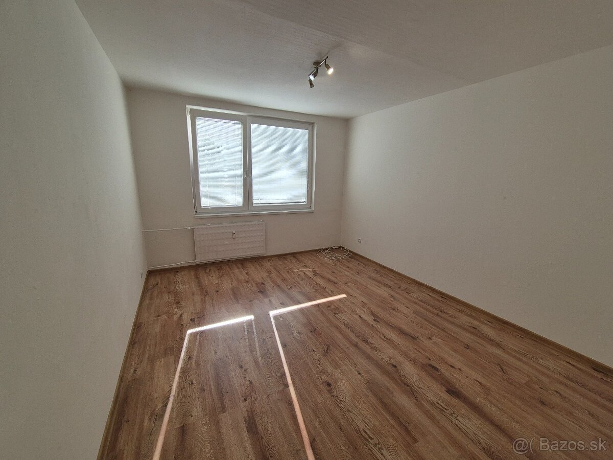 GARZÓNKA NA 7.SÍDL. V KN. - 4