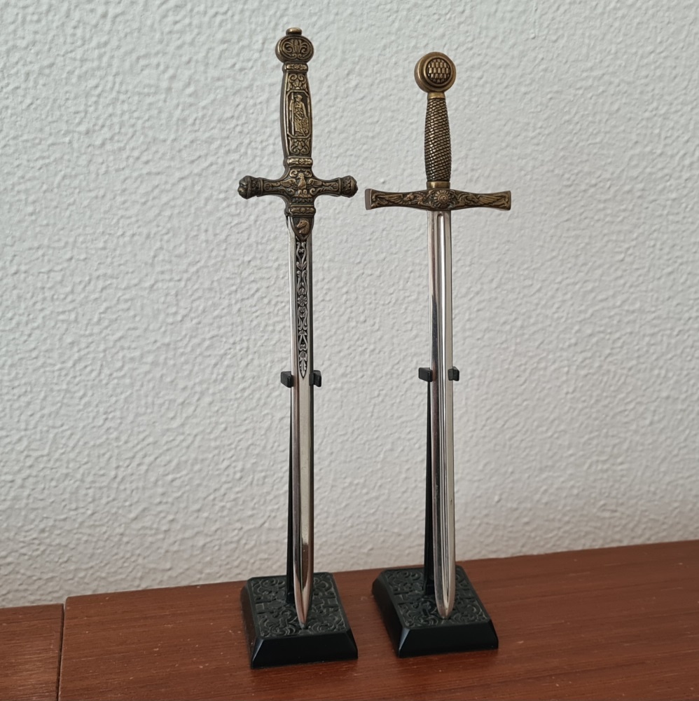 Miniatúrne historické helmy a meče - 4