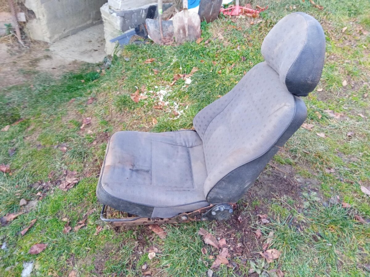 Predam nahradne diely lada niva 1.7i - 4