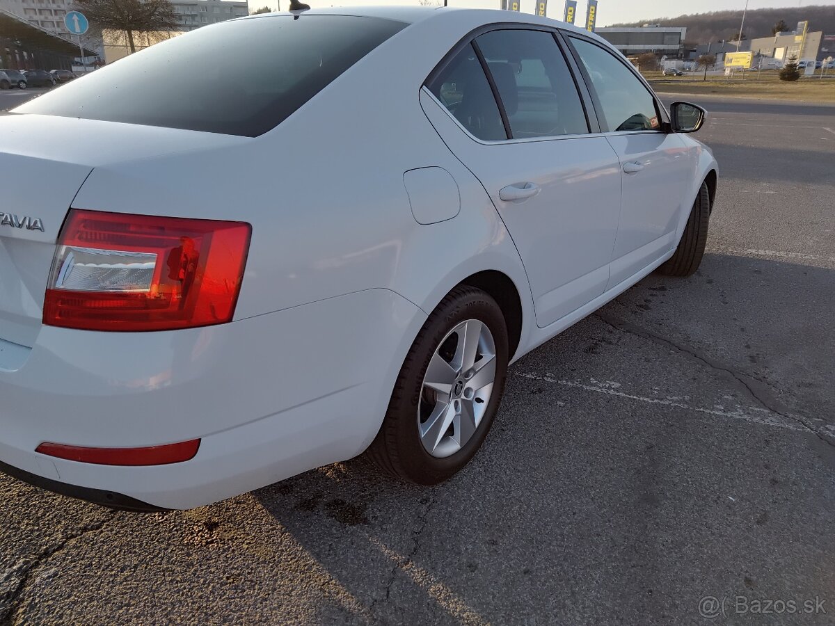 Octavia 1.6 TDI sedan perleť NAVI Vyhrev vzadu - 4